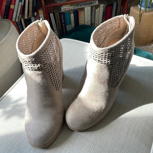 Coconuts by Matisse Women's Taupe Block Heel Ankle Booties. Size 7M - Picture 5 of 10